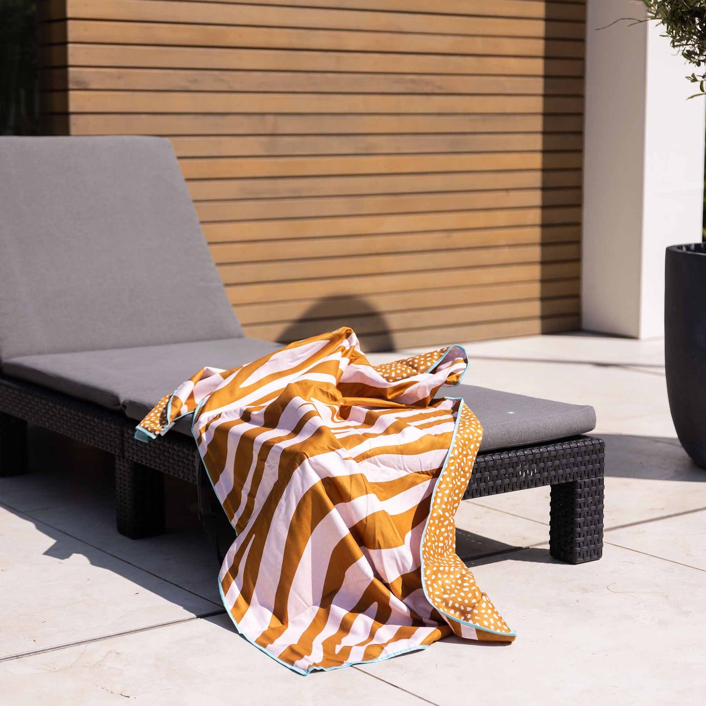 Vibrant Stripes | Oranje/Wit Microvezel Handdoek 135 x 65 cm